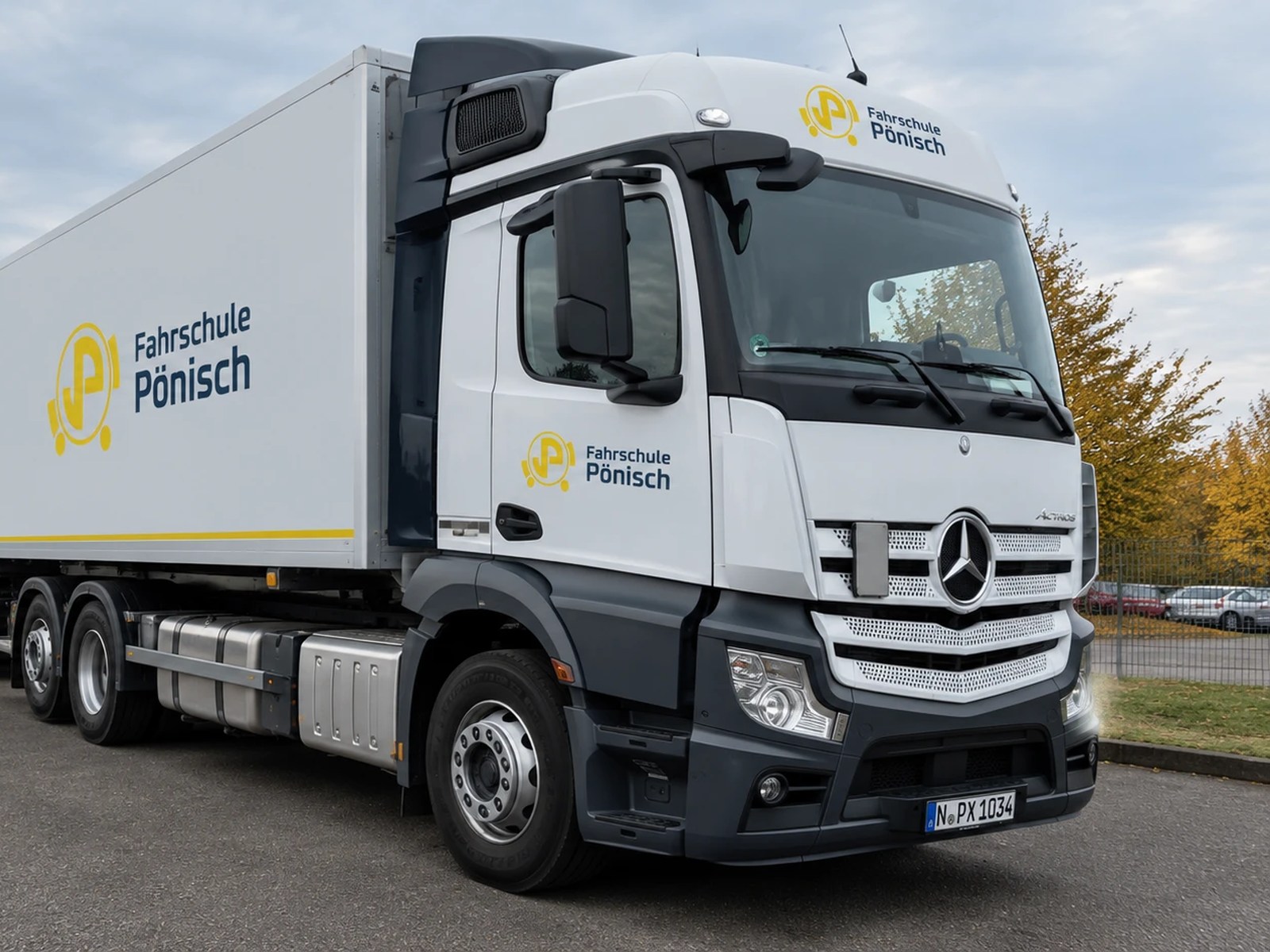 Fahrschul-LKW der Fahrschule Pönisch mit Anhänger