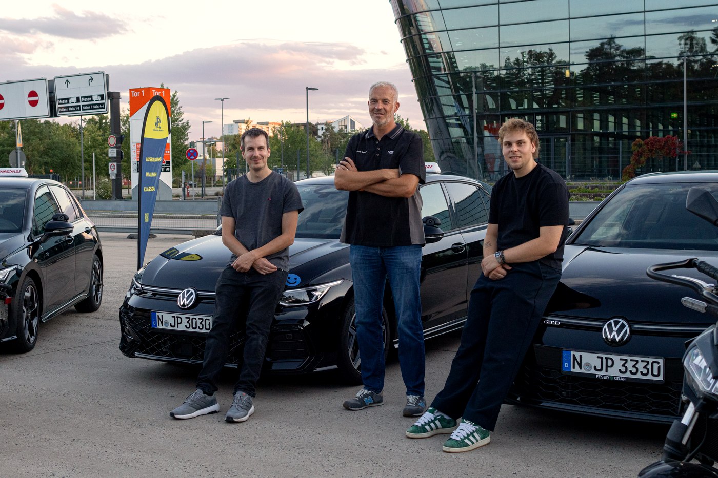 Das Fahrlehrer-Team der Fahrschule Pönisch vor den Fahrschulwagen in Nürnberg