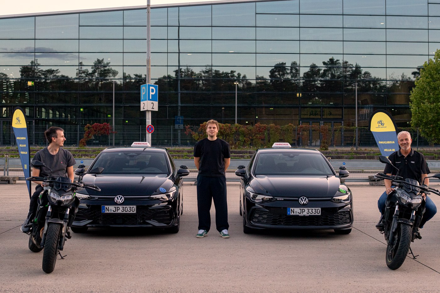 Das Team der Fahrschule Pönisch mit Autos und Motorrädern
